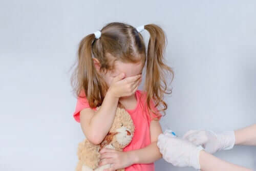 Pige med trypanofobi tør ikke kigge på sprøjte