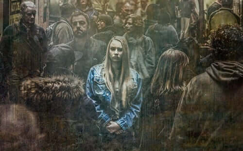 Kvinde i folkemængde har problemer med at overvinde generthed