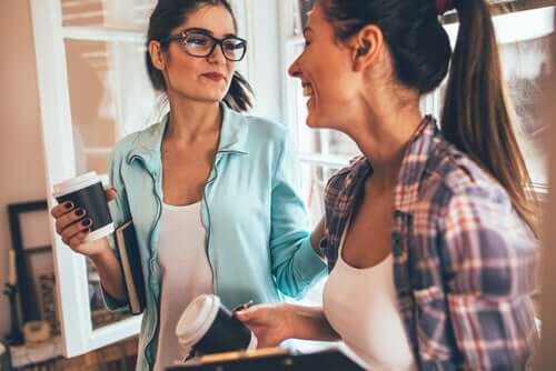 To veninder drikker kaffe sammen og taler om myter om enlige