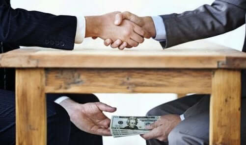 Aftale med penge under bordet