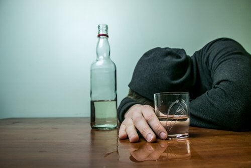 Mand med en flaske alkohol
