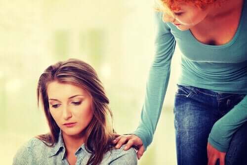 Kvinde hjælper en ven med en frygt for at blive kritiseret