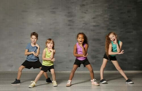 Dansende børn laver øvelser med kunstterapi for børn