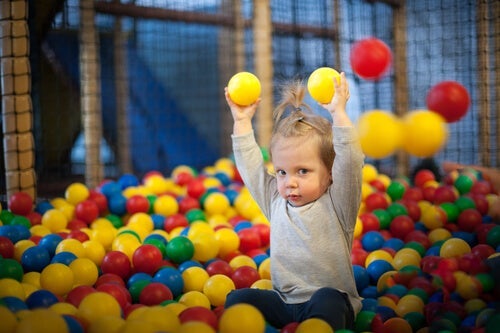 Et barn på 2 år kan begynde at håndtere bolde
