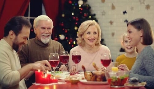 Familie spiser sammen