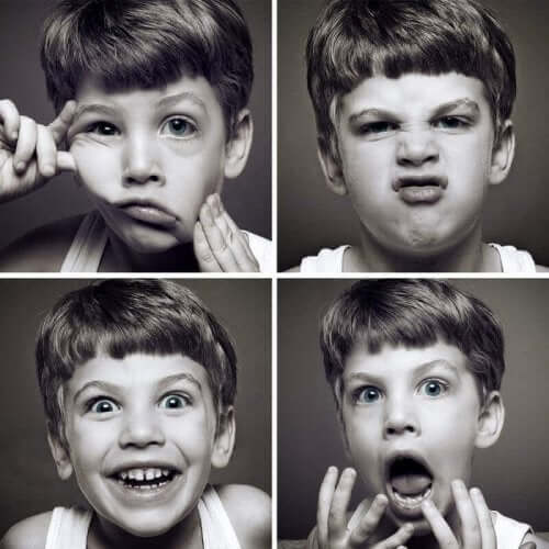 Fire fotografier af dreng i sort-hvid
