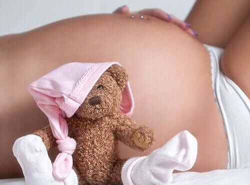 gravid kvinde og bamse