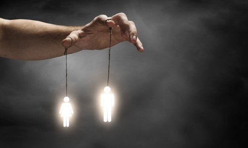 hånd, der holder lysende figurer i snor