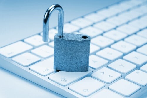 Åben hængelås på et tastatur