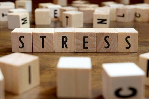 Træklodser med bogstaver danner ordet stress