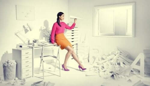 kvinde, der kaster en papirsflyver