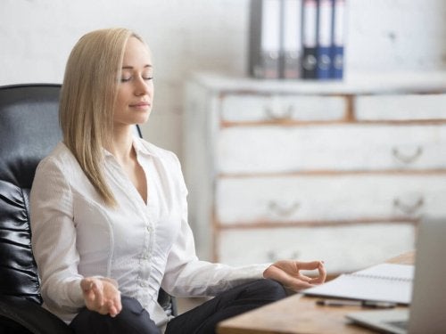 kvinde, der mediterer på kontor