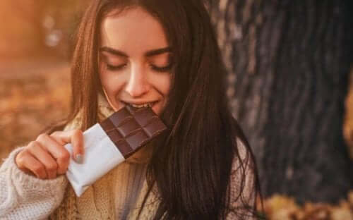 Kvinde, der spiser chokolade