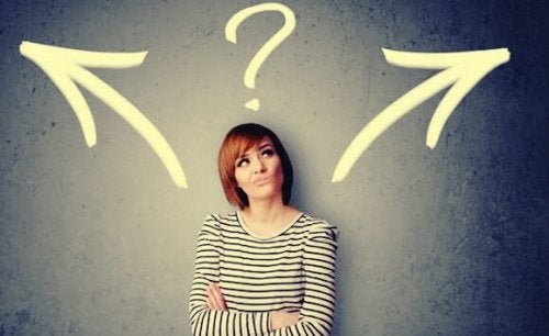 Hicks lov om beslutninger illustreres af kvinde, der skal vælge en retning