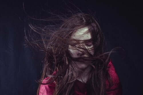 Kvinde med sit hår flyvende omkring sig