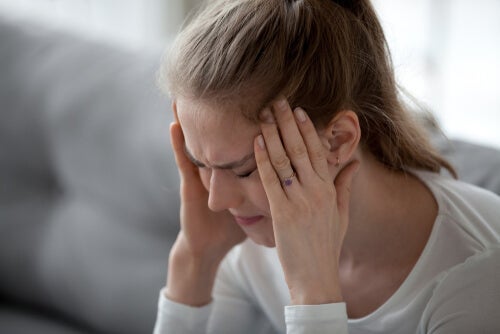 kvinde med ondt i hovedet har svært ved at håndtere fysiske smerter
