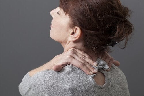 Kvinde har smerter i nakken