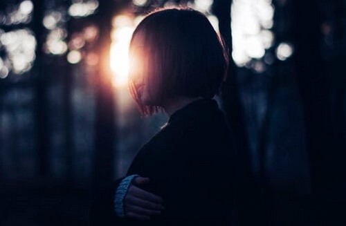 Pige i sollys i skov ønsker at ændre verden