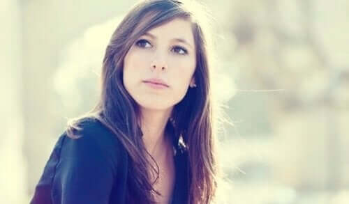 Eftertænksom kvinde