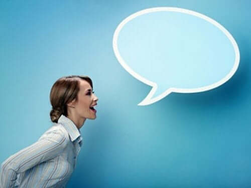 Kvinde med talebobel illustrerer, at du skal udtrykke dig