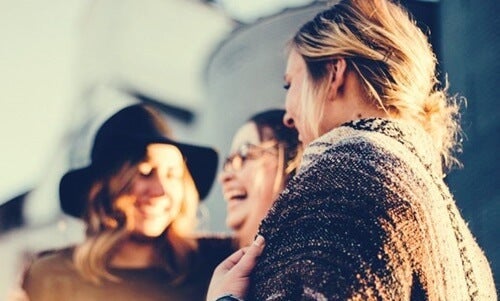 Kvinder, der griner sammen, illustrerer tilknytning som et af de sociale behov