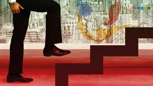 mand, der går op ad trappe