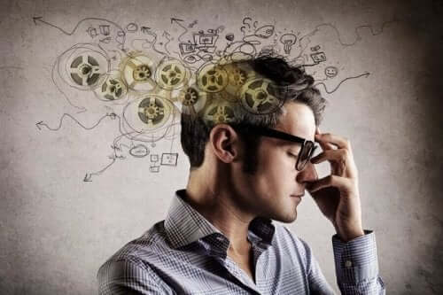 mand, der tænker, har tandhjul rundt om hovedet