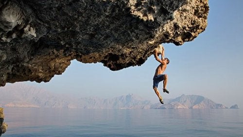 mand, der udfører livsfarlig klatring