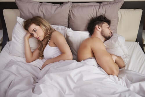 Par i seng ser væk fra hinanden