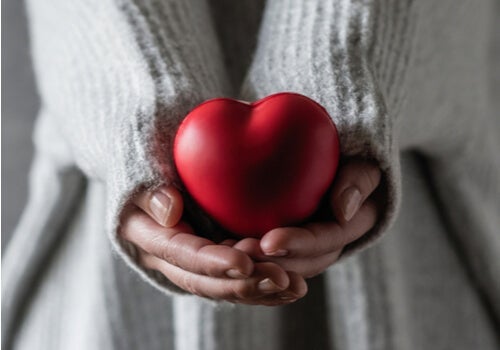 person, der holder et hjerte i sine hænder