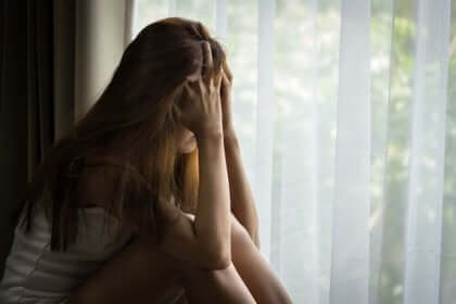 Pige føler sig bekymret og tager sig til hoved