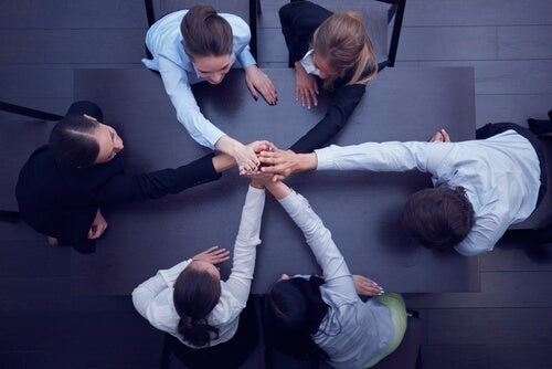 En gruppe mennesker arbejder sammen som et hold
