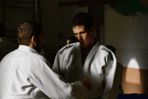 to mænd, der dyrker karate