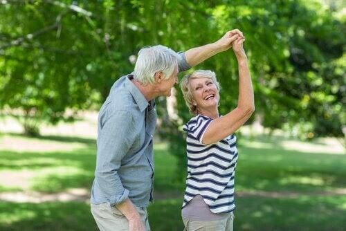 Der er mange fordele ved fysisk aktivitet for ældre, som det her ses hos dansende par