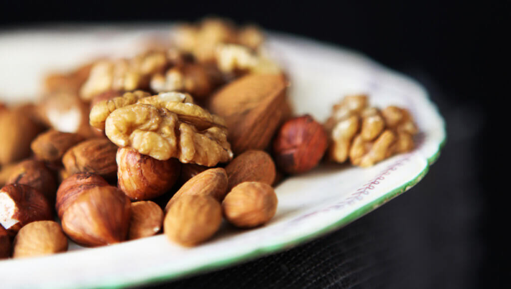 Nødder på tallerken er en del af stenalderkost