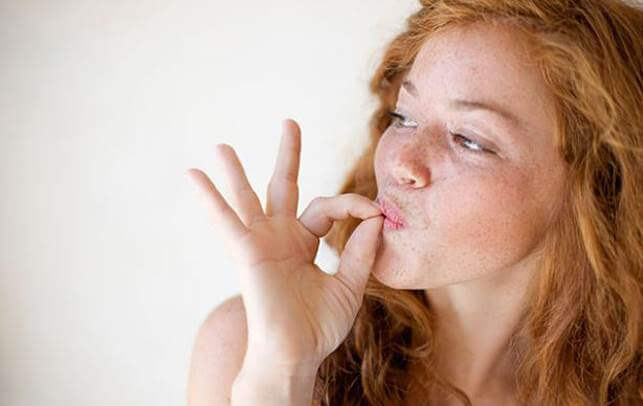 Kvinde laver håndtegn