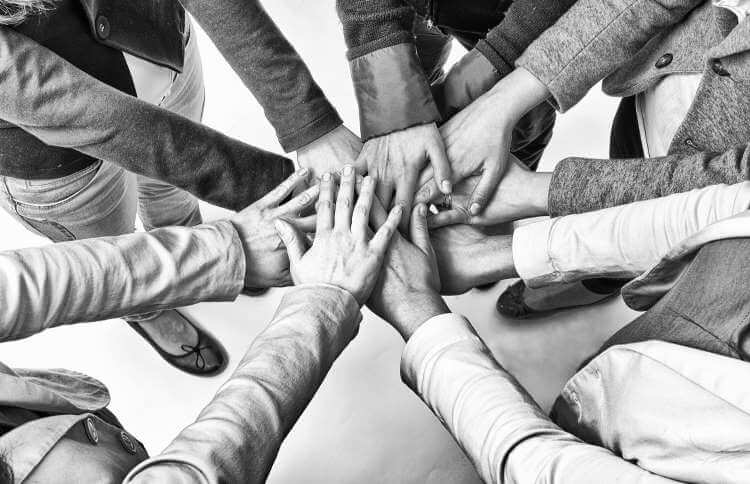 Hænder samles i kamp om menneskerettigheder