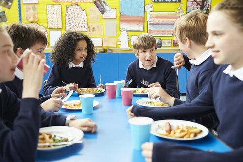 Børn spiser i kantinen på skole
