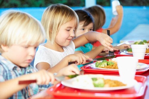 Børn lærer at spise nye ting som en del af bespisning i skolerne