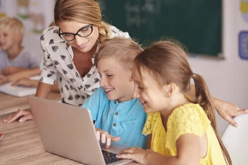 Børn, der bruger computer i undervisning