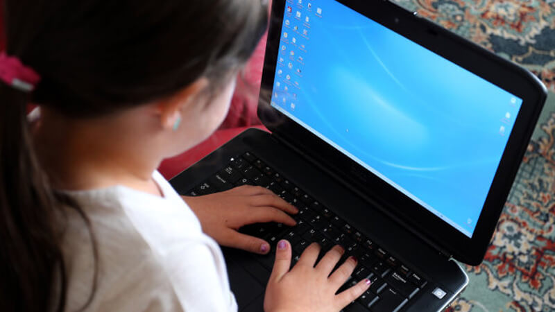 Lille pige ved computer