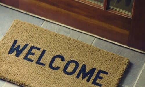 Dørmåtte med teksten "welcome"