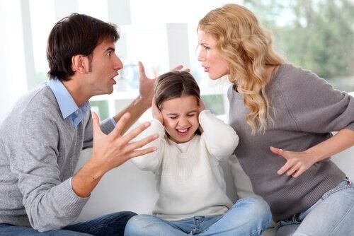 Forældre skændes foran deres barn 