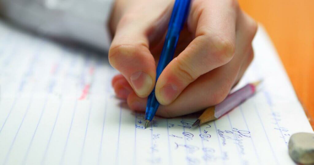 Person, der skriver, illustrerer den venstrehåndede hjerne