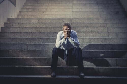 deprimeret mand på en trappe har problemer med at finde et job
