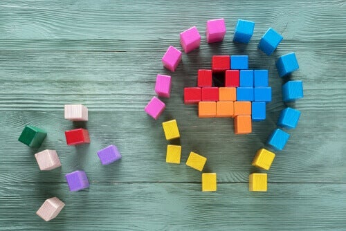 Hjerne og hoved lavet af træklodser