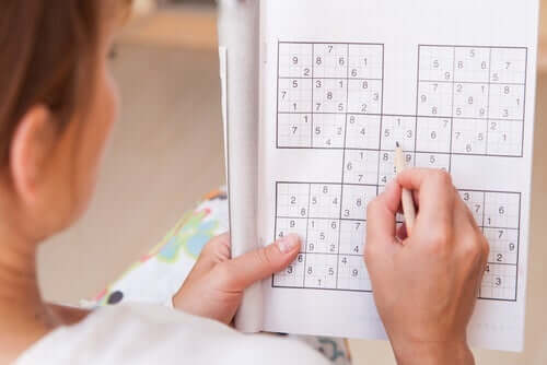 Kvinde, der laver sudoku