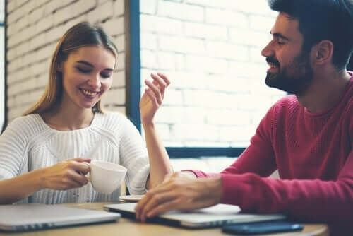 Kvinde og mand, der snakker