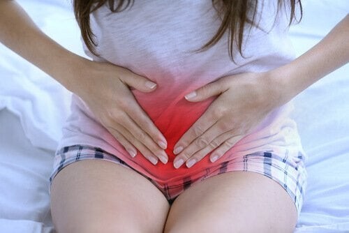 Kvinde har kraftige menstruationssmerter 