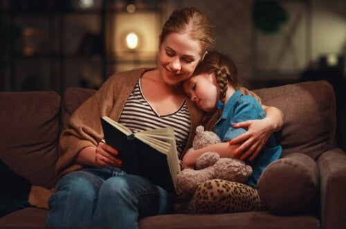 Mor læser historier for sin datter, der føler sig beskyttet